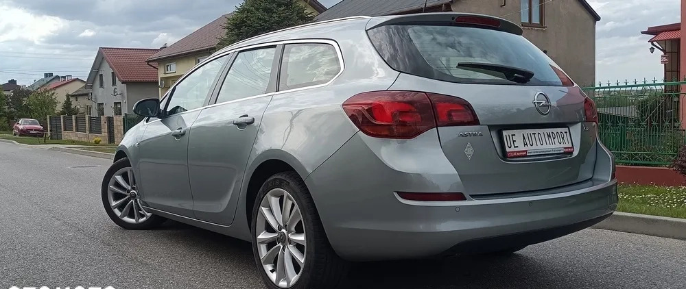 Opel Astra cena 24900 przebieg: 203000, rok produkcji 2011 z Toruń małe 137